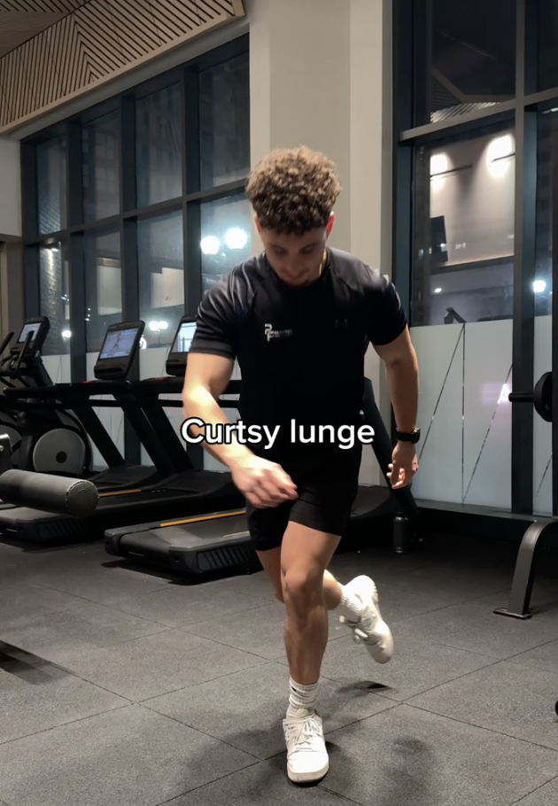 Curtsy Lunge